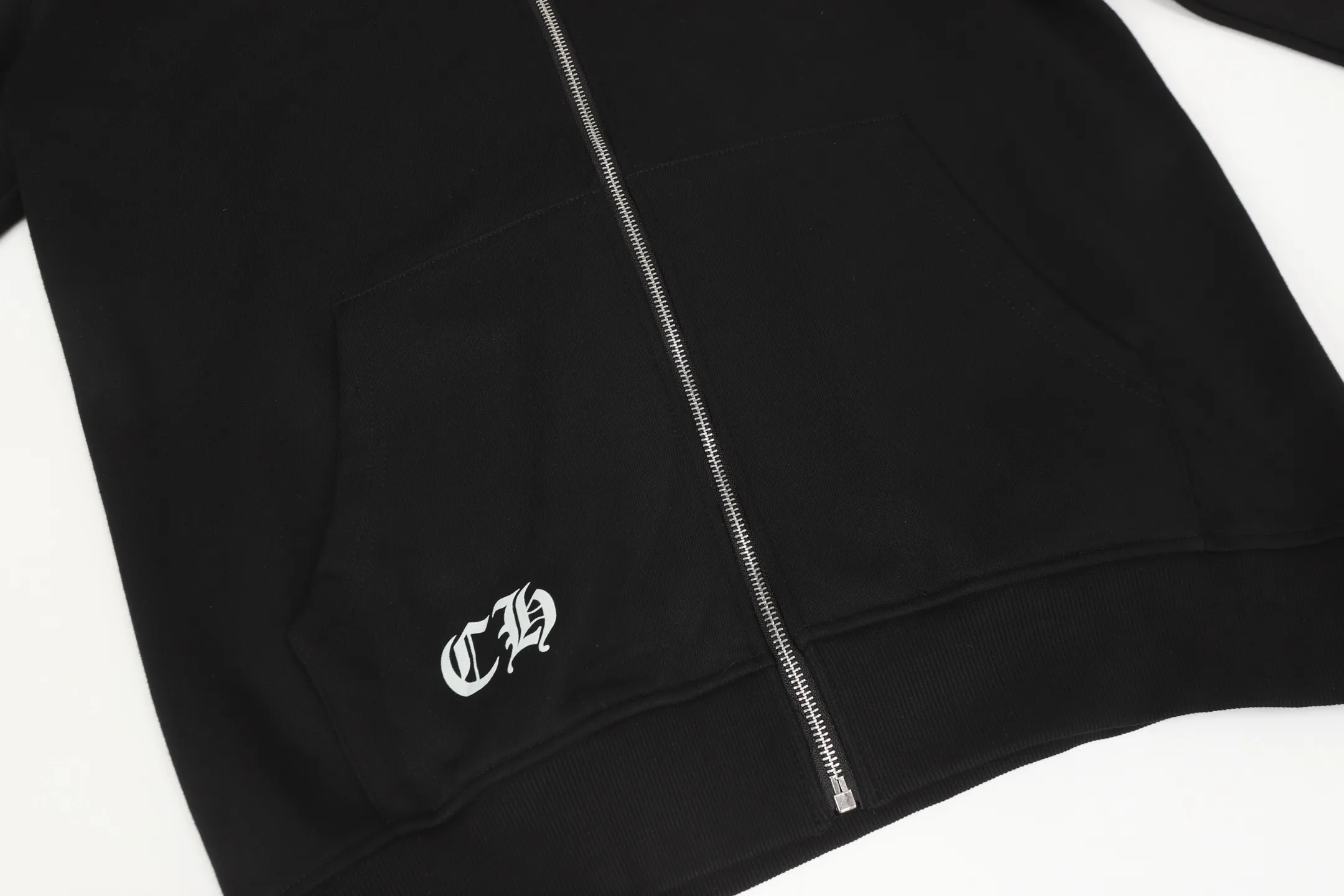 P250 cross-border model, please do not place an order if you are pursuing quality - Chrome Hearts/Chrome Hearts Colorful Cross ✝️ Printed zipper sweatshirt cardigan jacket - High weight, high density and high quality. The wool is soft, delicate and skin-friendly. It feels soft and silky. It has excellent warmth and skin-friendly properties - Custom-woven and dyed, no color difference. No matter the fabric or workmanship details, it beats the ordinary version on the market - Hardware zipper accessories are all customized, full of details - Color: black white -Size: S M L XL